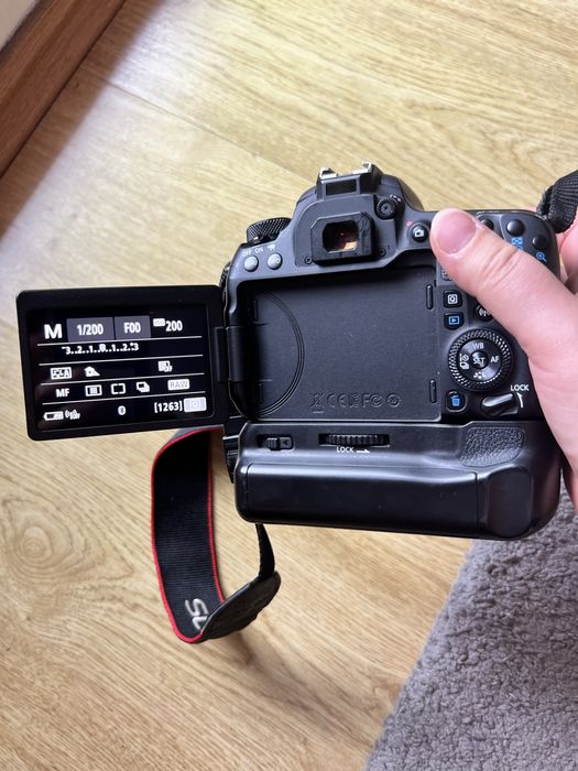 Canon EOS 77D + Canon EF 50mm f/1.8 STM + battery grip + ładowarki