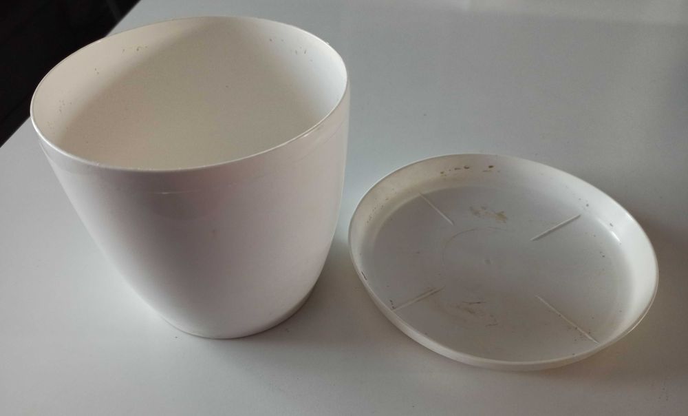 biała doniczka osłonka 13,5 cm + podstawka 19 cm Prosperplast