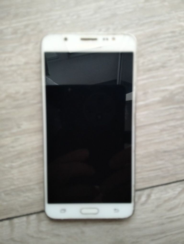 Смартфон Samsung Galaxy J7 2016