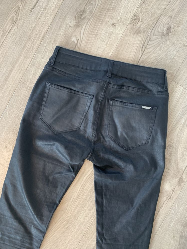 Czarne woskowane jeansy Mango 36