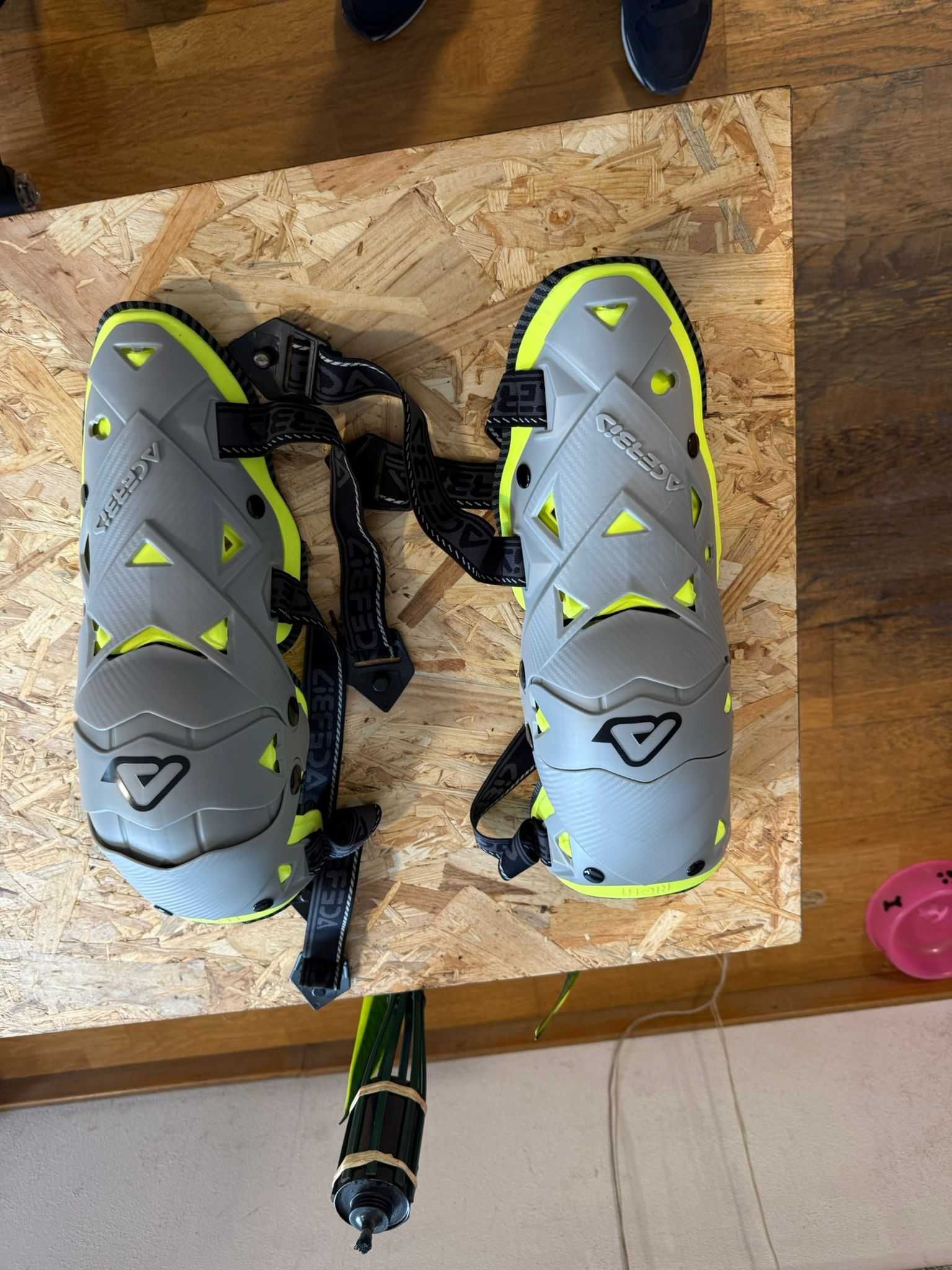Joelheiras e caneleiras novas para moto