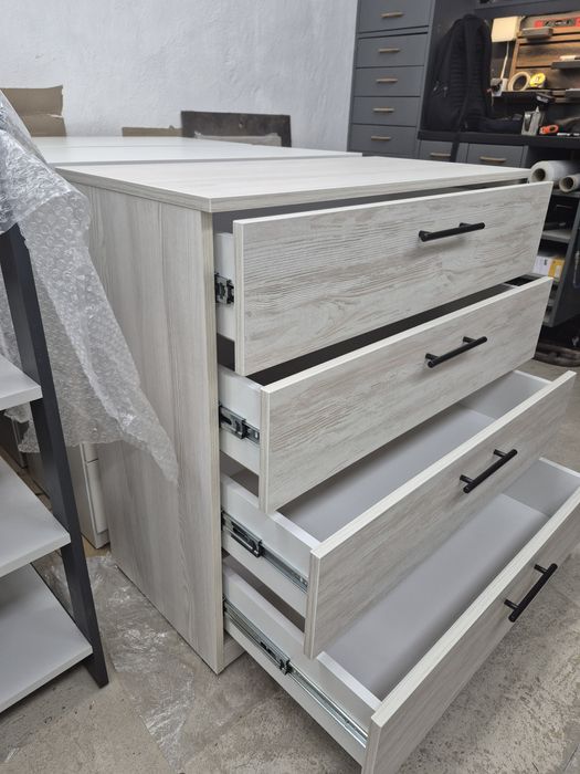 Комод на 4 ящики.