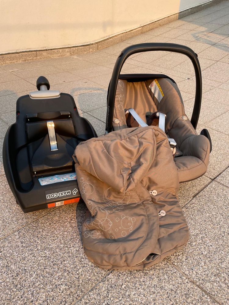 Ovo Bebéconfort com base isofix e capa para frio