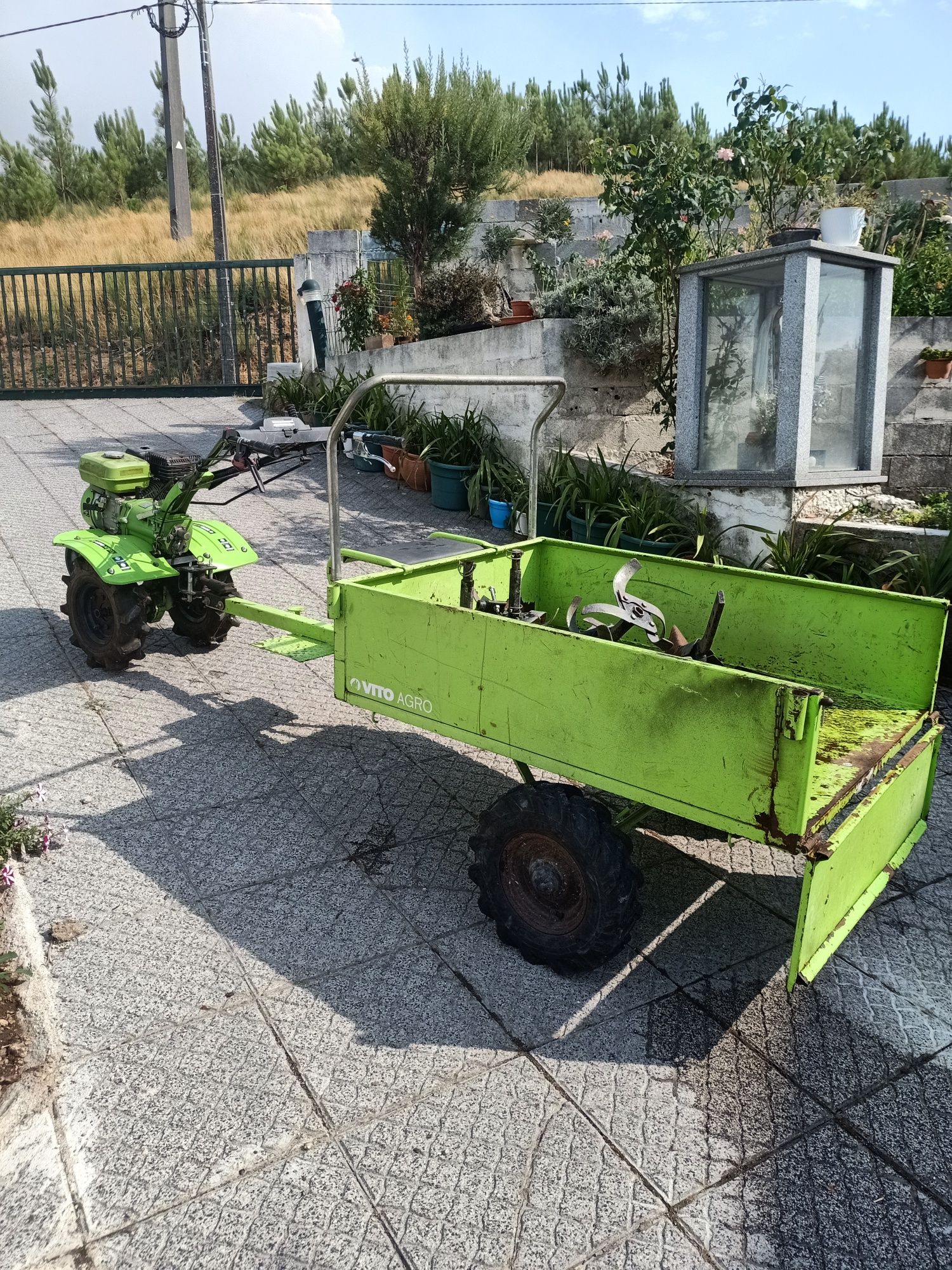 Motocultivador completo com atrelado frezes e arado