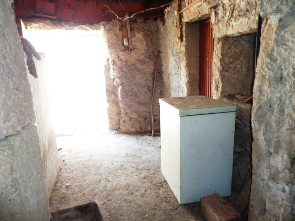 Moradia para restauro e 2 terrenos rústicos em Cernache