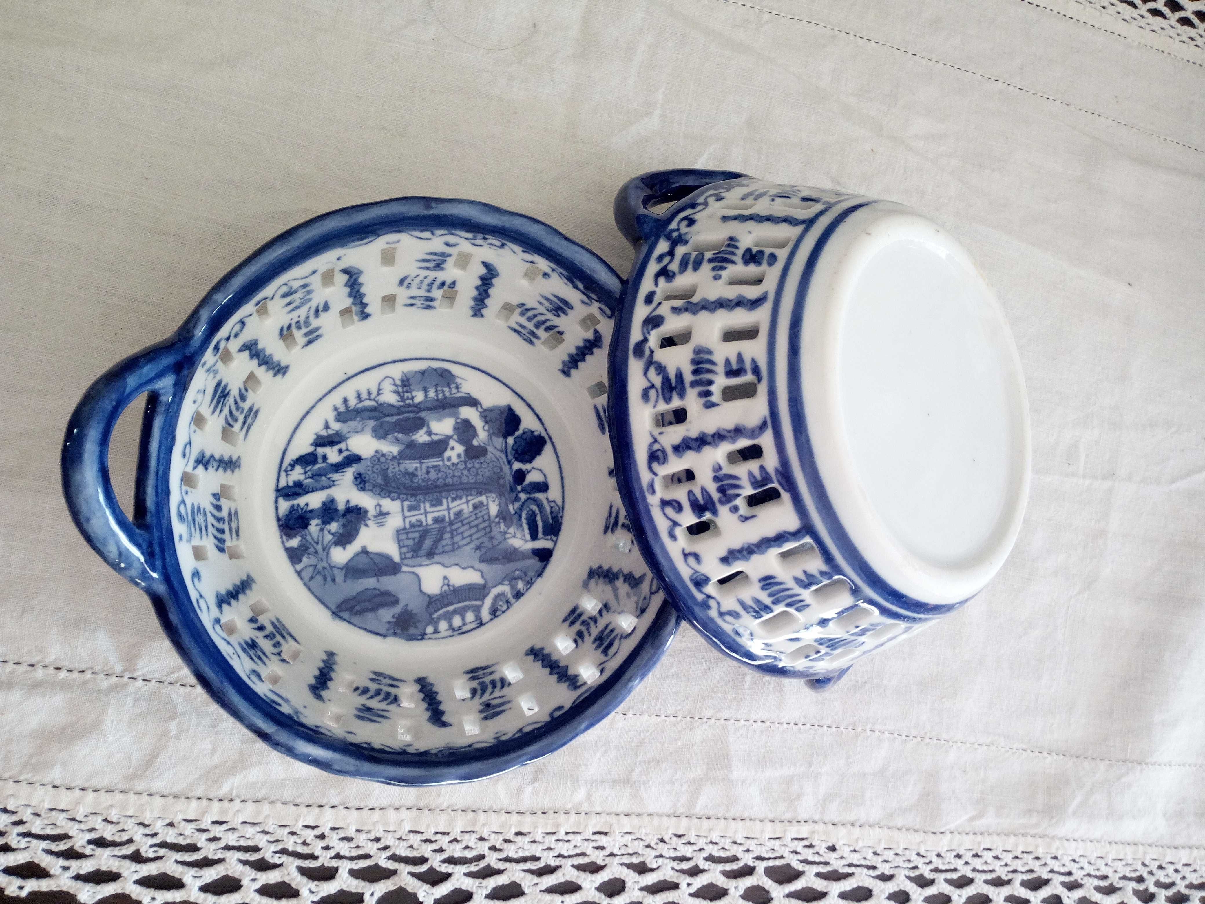 Taças cerâmicas com decoração azul e branco