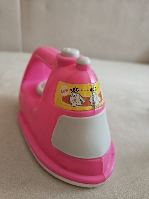 Zabawkowe różowe żelazko