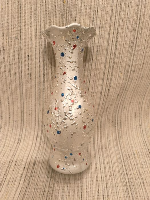 Uroczy wazonik w kropki