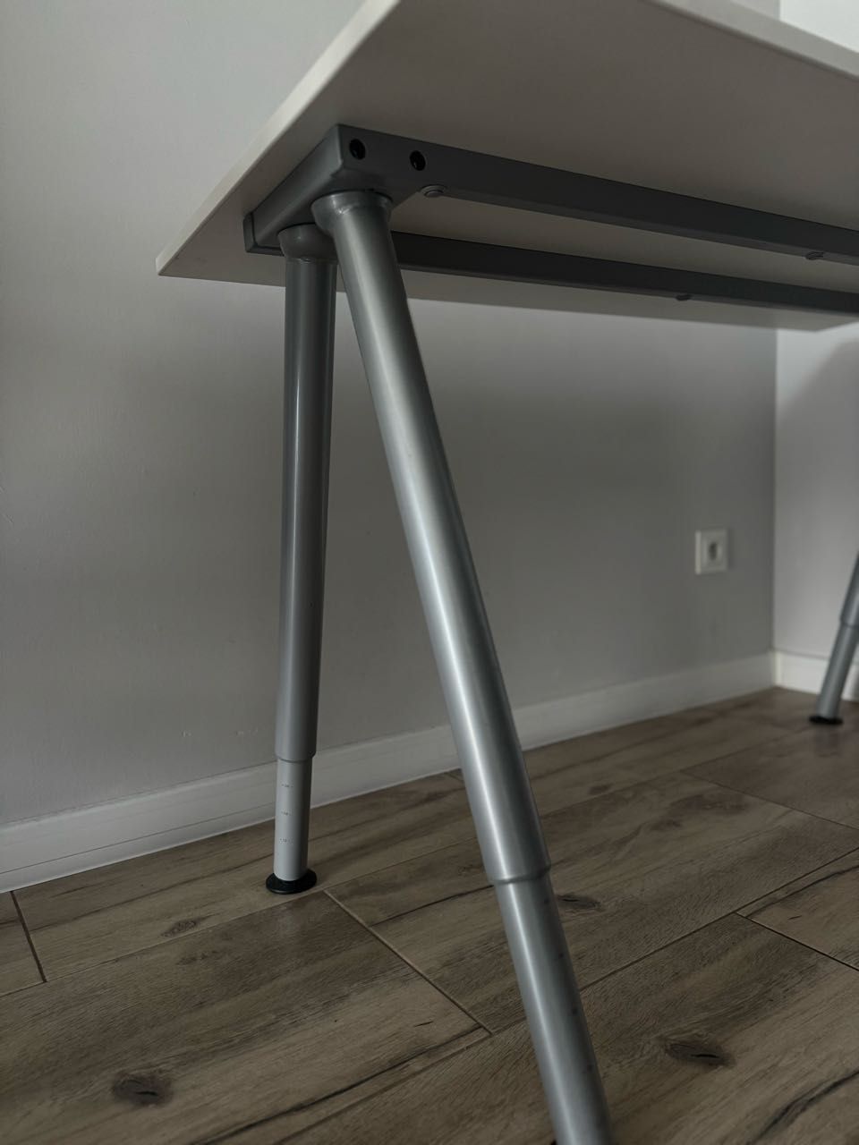 Biurko IKEA THYGE 120×60 cm białe | Regulowane nogi 60–90 cm
