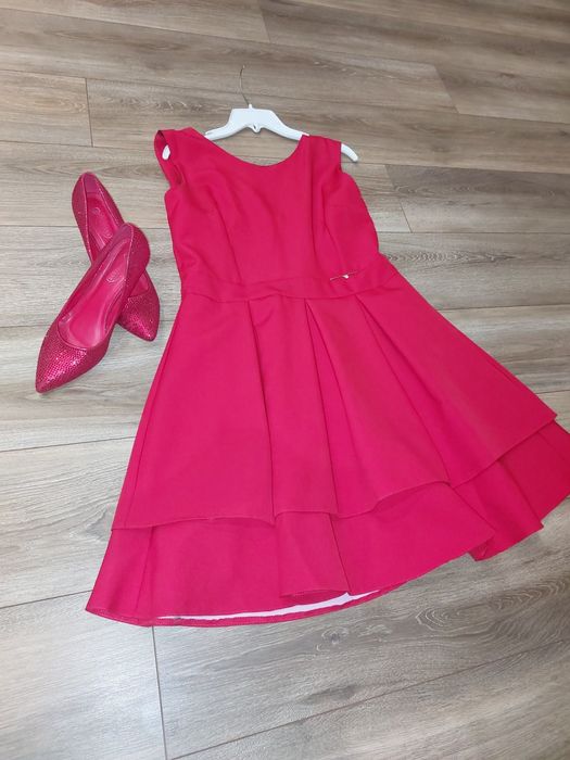 Czerwona sukienka plus butki