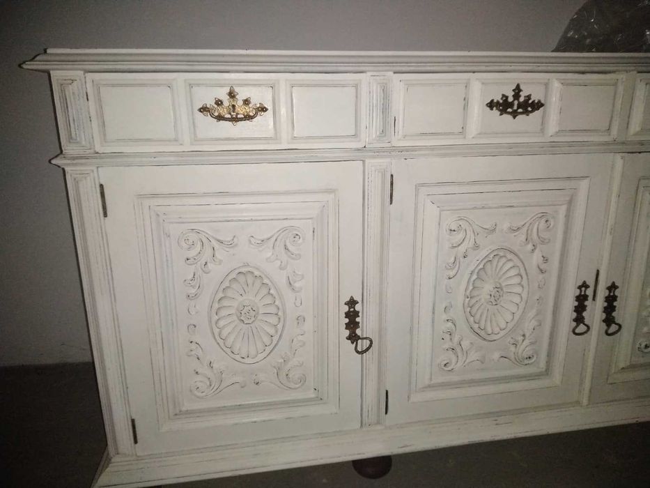 Móvel em madeira restaurado recentemente