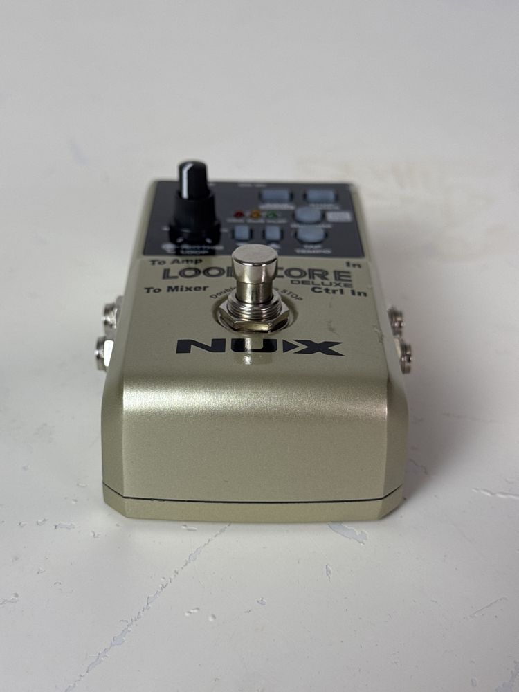 Pedal de efeito Nux Loop Core Deluxe avariado