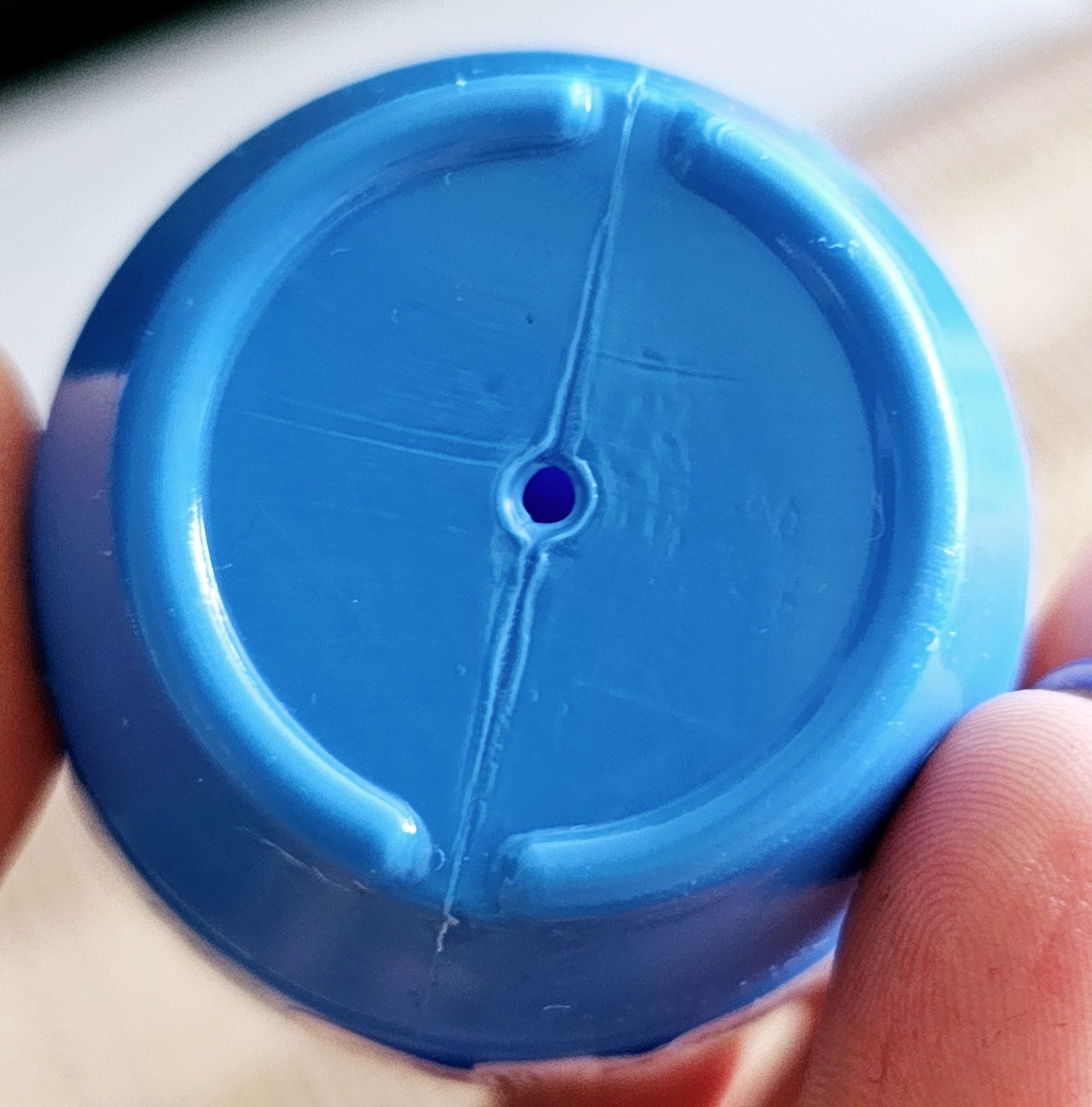 Plastikowa, niebieska zabawka w kształcie kręgla
