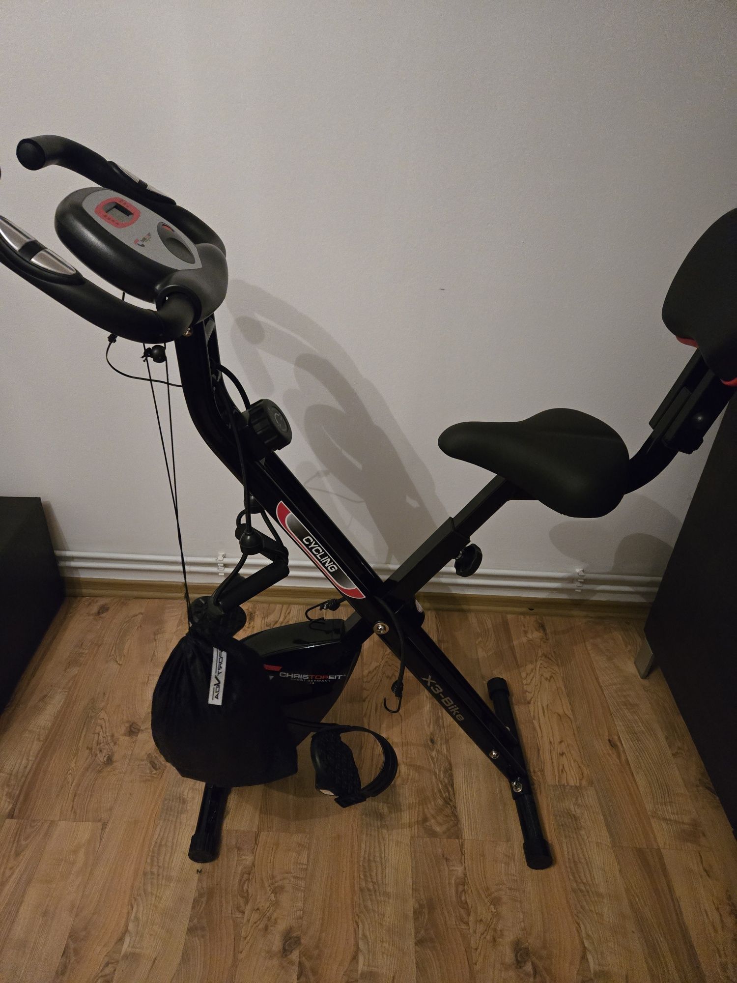 Rower stacjonarny z gumami do ćwiczeń