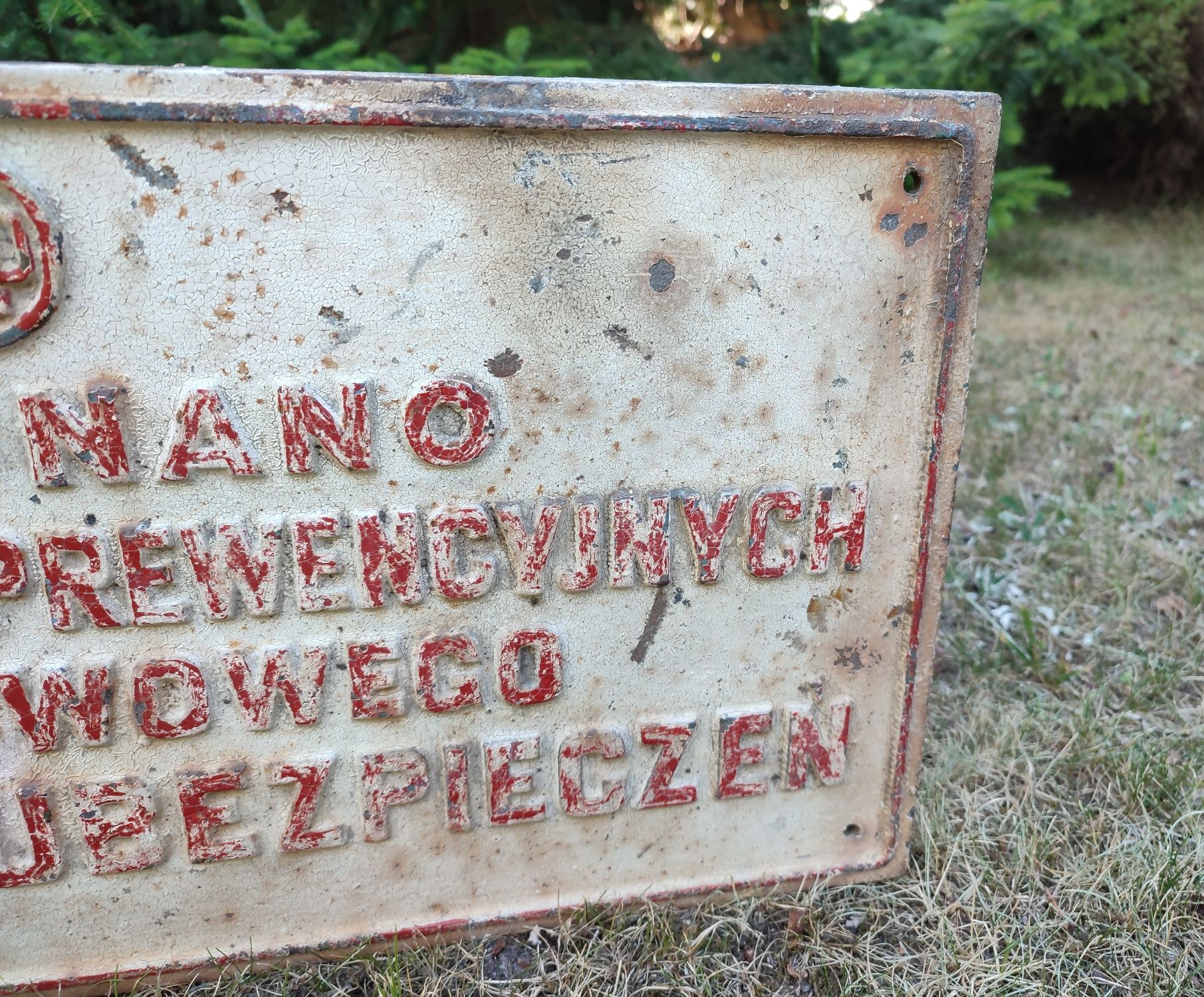 Zabytkowa tablica żeliwna PZU z okresu PRL