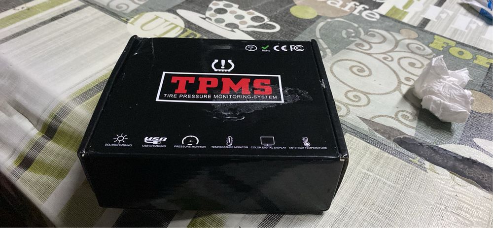 Sistema de medir a pressao dos pneus funciona com energia solar e usb