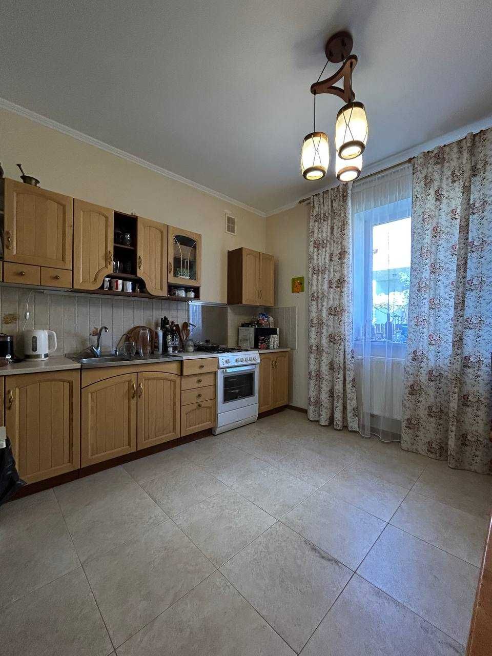 Продаж Будинку Окремого 230 м2, 10 сотих с. Басівка + Гараж 2 авто