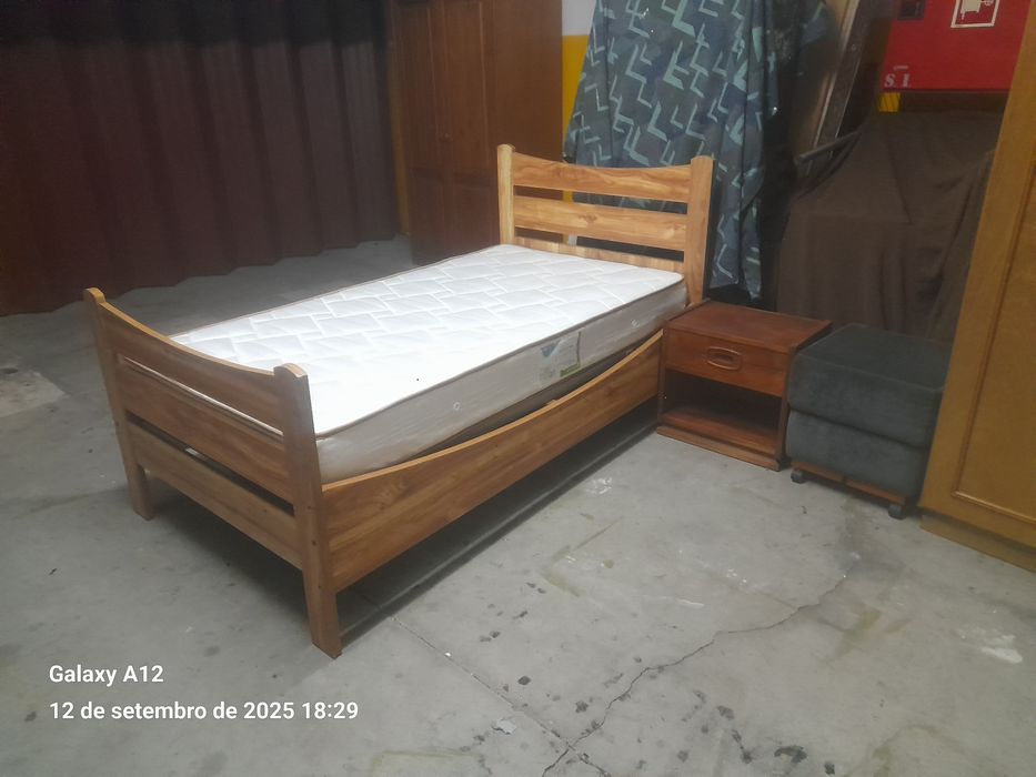 Cama solteiro,comoda,mesinha