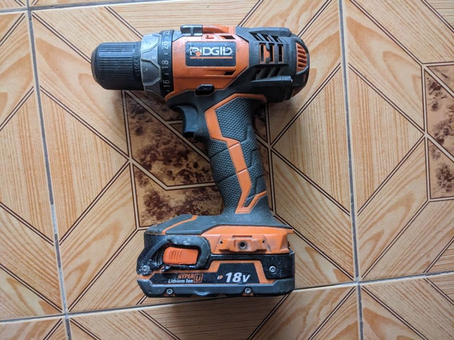Хорошая дрель-шуруповерт Ridgid R86008 18V аккумулятор