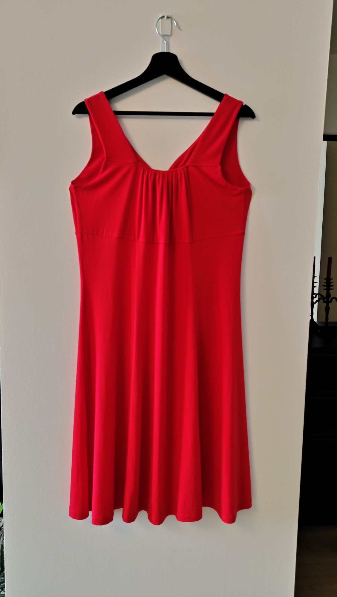 Czerwona sukienka plus size lejacy materiał