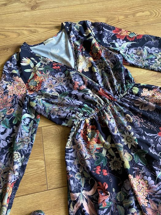 Sukienka granatowa fioletowa w kwiaty, falbanki