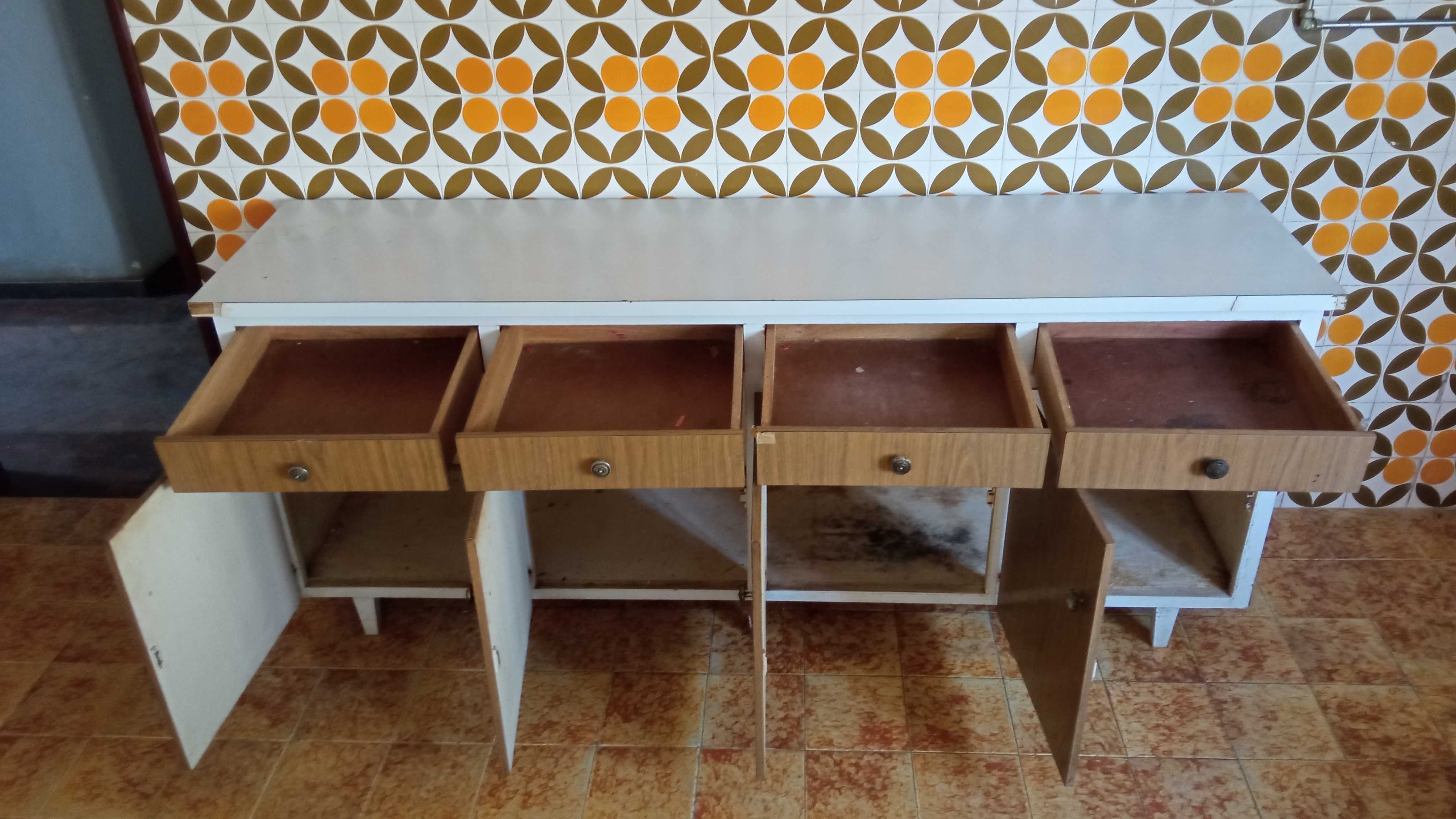 Moveis de cozinha suspensos e bancadas