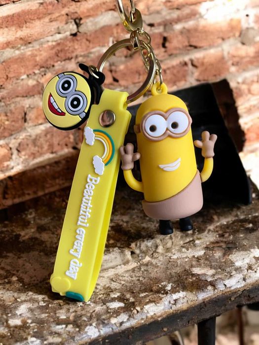 Breloczek Minionek w Beżowym Ubraniu