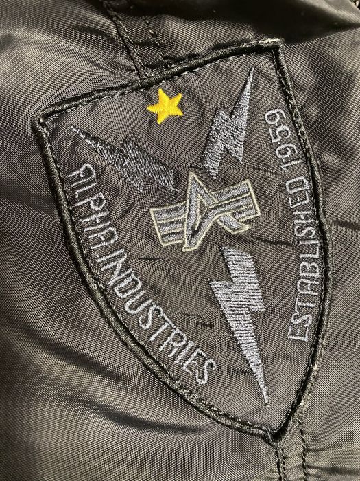 Куртка бренда Alpha Industries