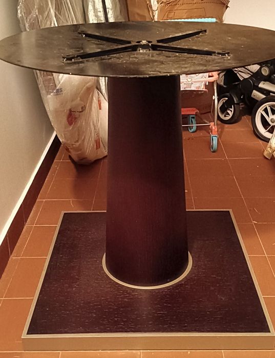 Mesa de jantar redonda em madeira escura