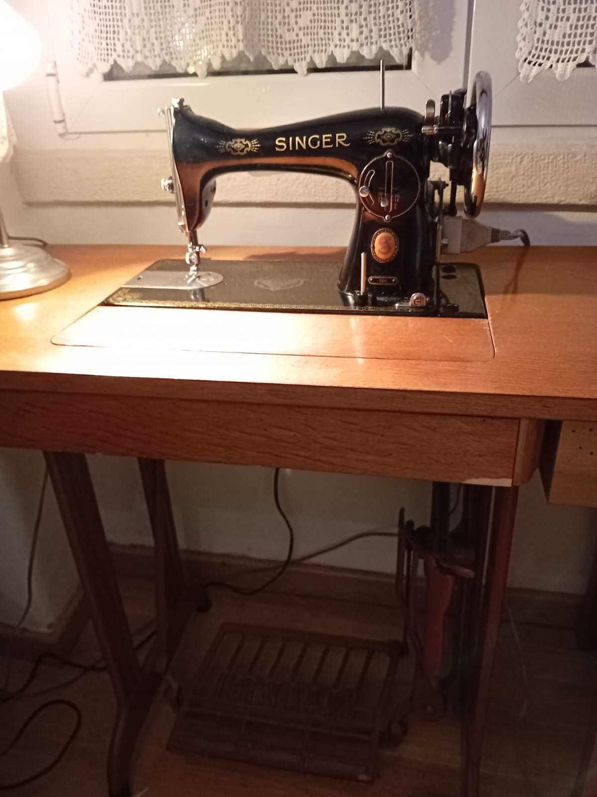 Máquina de costura Singer com mesa