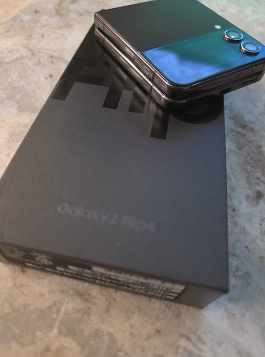 Samsung Galaxy Z Flip4 8/256 GB – stan bardzo dobry – 1300 zł