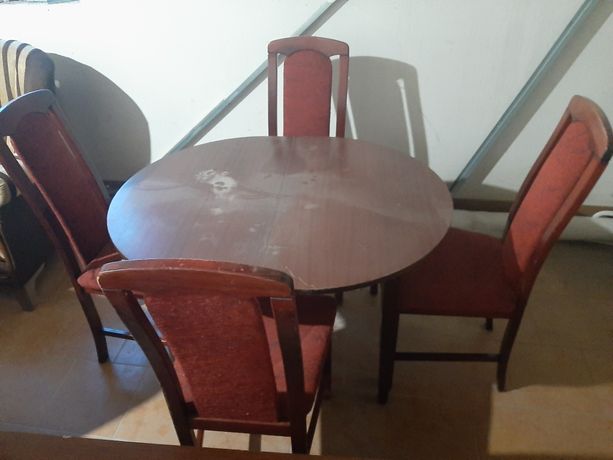 Stół rozkładany i 4 krzesła.
