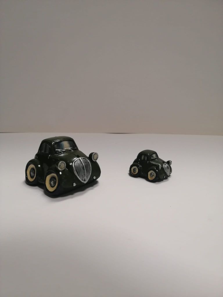 Conjunto de 2 miniaturas de carrinhos em marfinite pintada