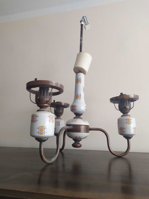 Stara lampa z porcelanowymi elementami z czasów PRL-u, żyrandol