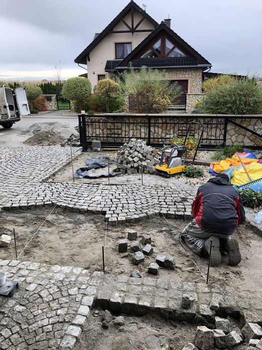 Minikoparka wynajem, usługi minikoparką, fundamenty przyłącza sieci