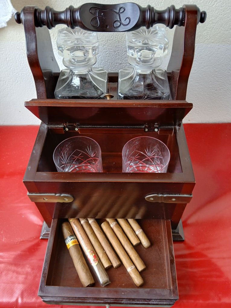 Tantalo antigo para sala
