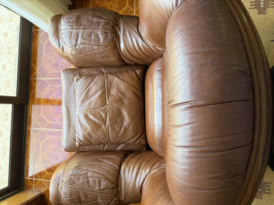 2 Sofás/Poltronas em Pele e Mesa Centro em Pedra– Bom Estado!