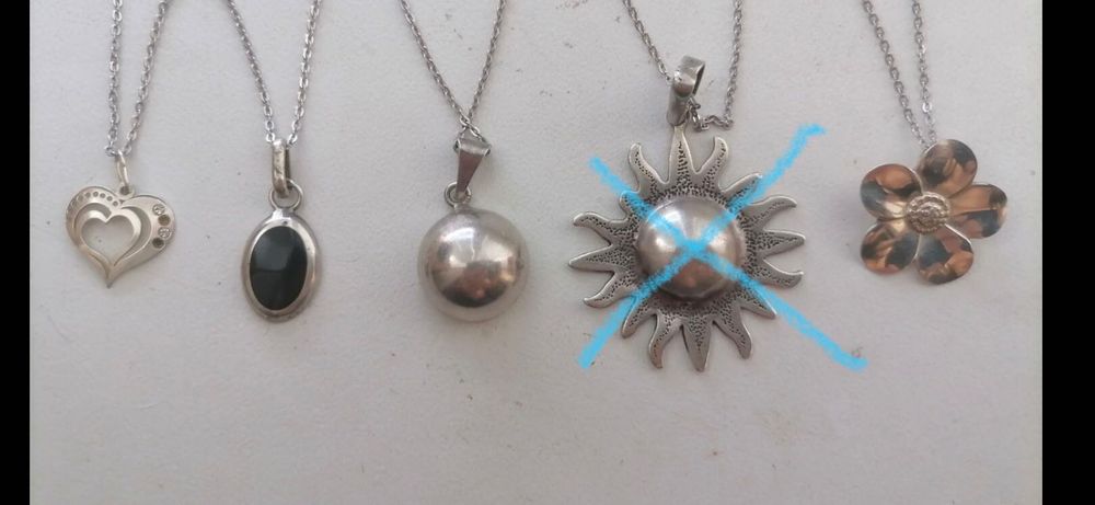 Срібні кулони як прикраси.