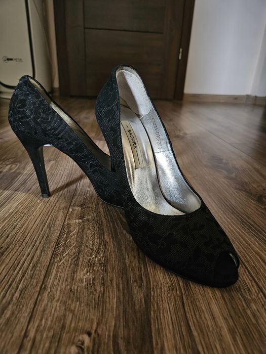 Czarne szpilki ze zdobionym materiałem bez palców Badura r.38