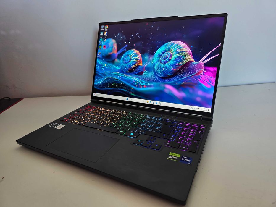 Portatil Gamer XMG/ 300Hz QHD+ /I9 14900HX/ RTX 5070TI