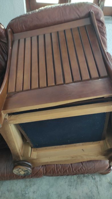 Vendo 3 sofás em pele em ótimo estado