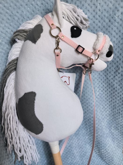 Hobby horse A3, futrzany kantar i wodze w zestawie.