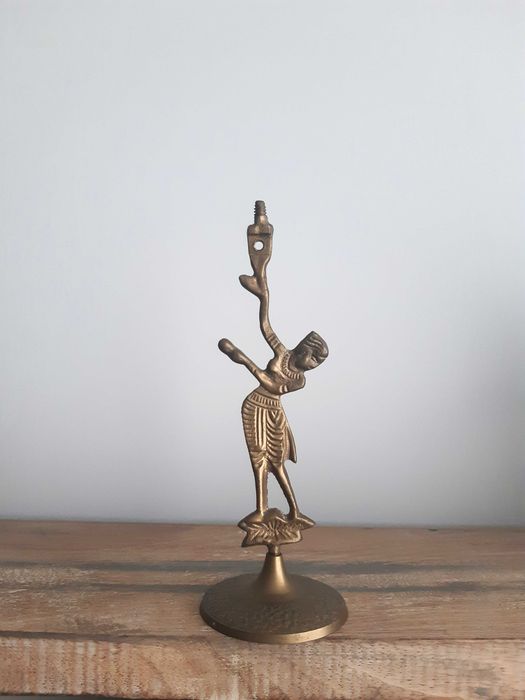 Stara figurka świecznik z mosiądzu z antyczną lub egipską boginią