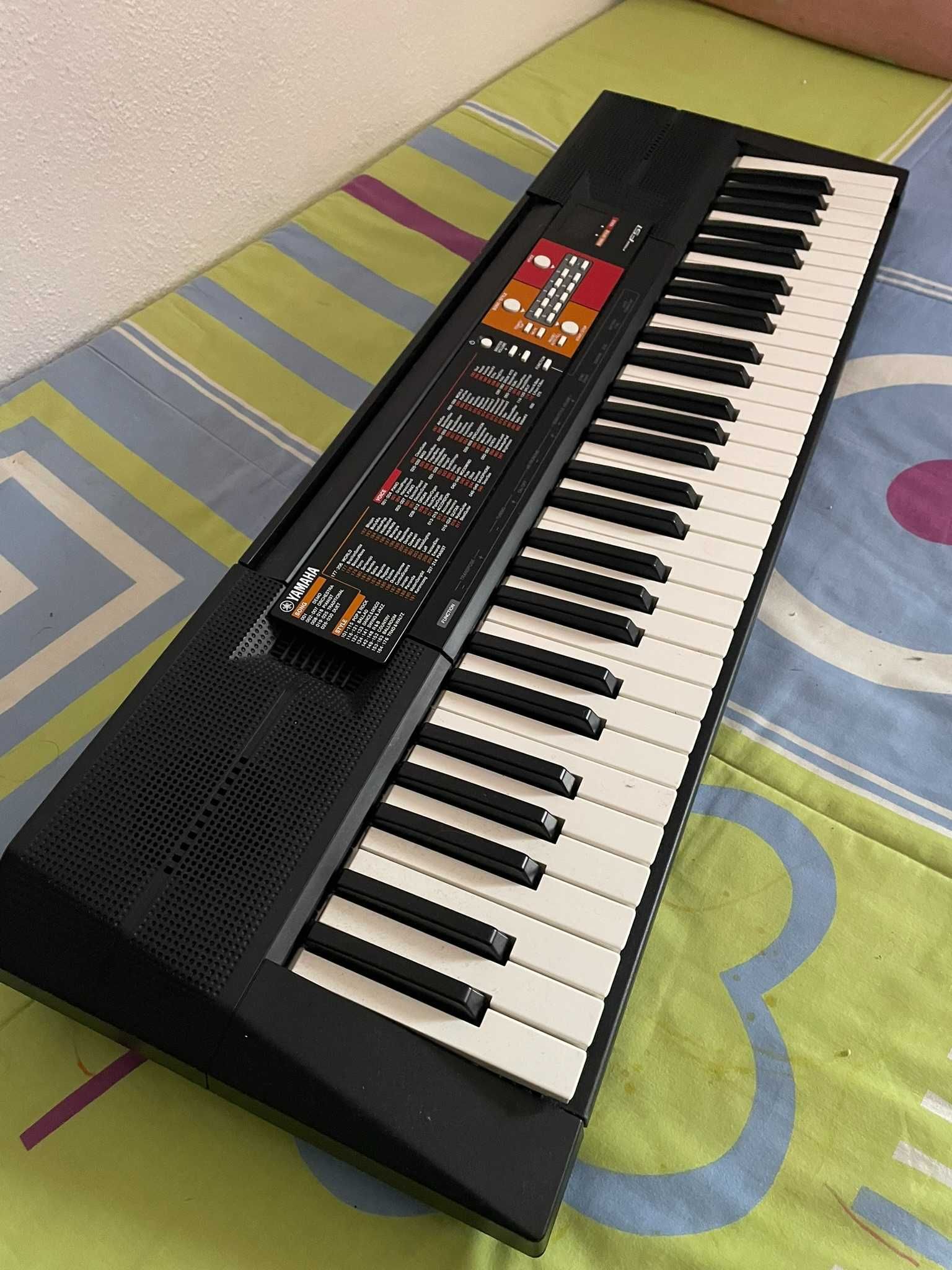 Teclado Yamaha PSR F51 muito pouco uso