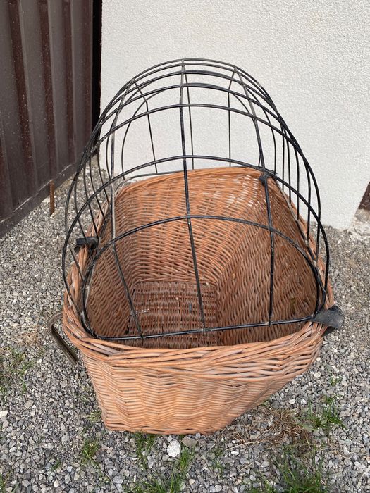 Kosz wiklinowy dla psa na rower