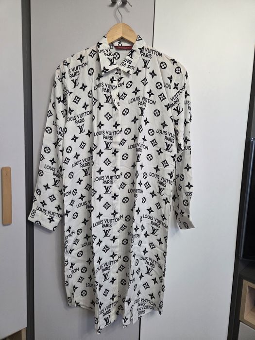 Długa biała koszula.