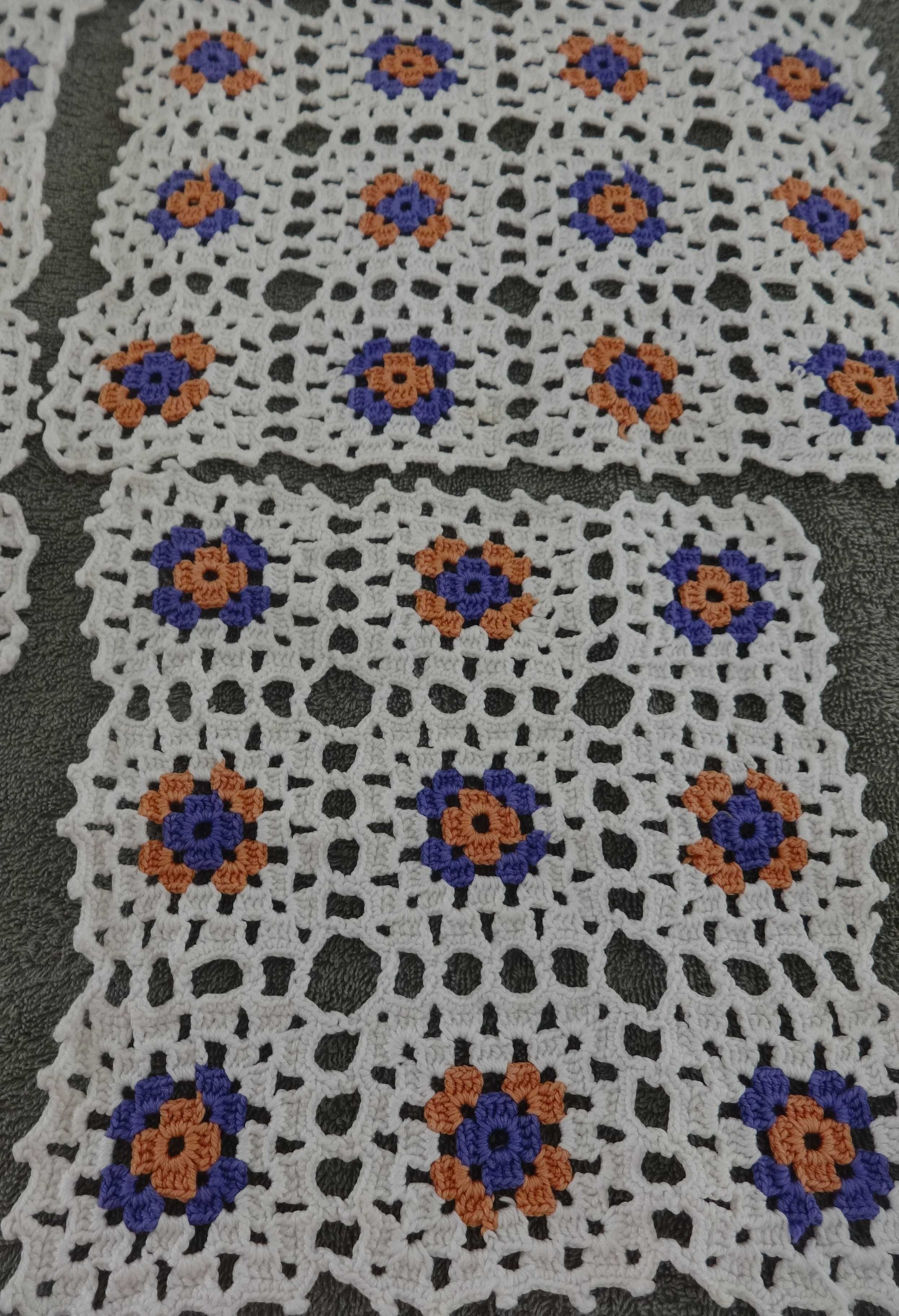 Vários Conjuntos de Naperons em Renda de Crochet