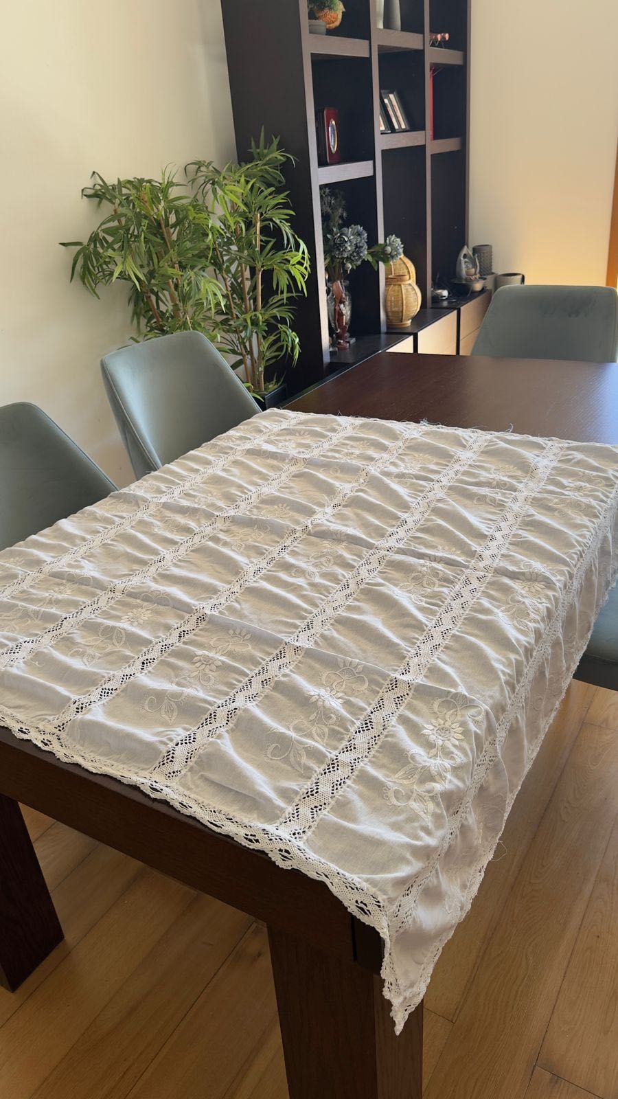 Toalha branca quadrada 1,40 x 1,40 com crochê e bordado