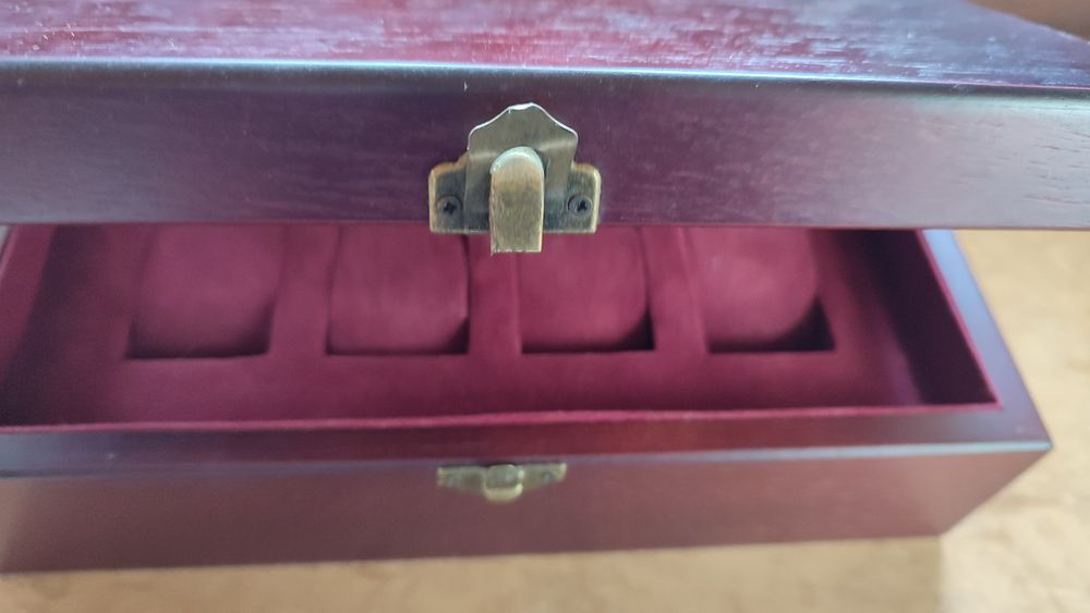 Caixa para quatro relógios