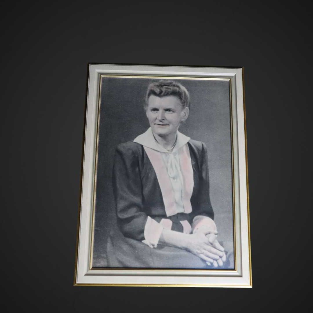 Stare zdjęcie w masywnej drewnianej ramie Kobieta  B5/031558